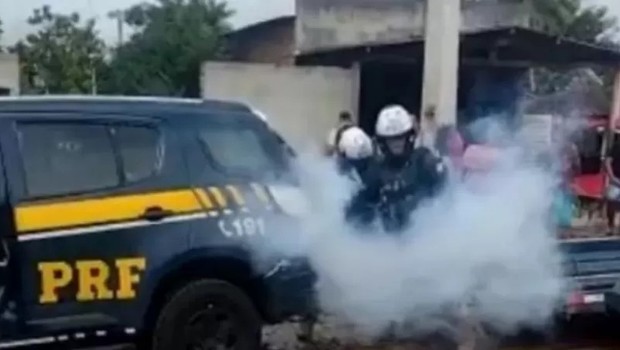 Momento em que agentes da PRF jogam gás dentro de viatura com Genivaldo de Jesus Santos, de 38 anos (Foto: Reprodução via BBC News)