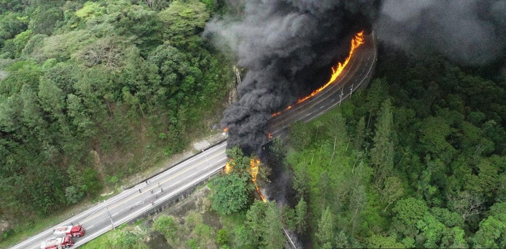 Fogo se espalhou e deixou rastro na rodovia — Foto: Bombeiros/Divulgação