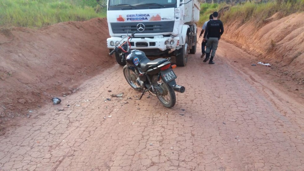 Motociclista morre apÃ³s colidir contra caminhÃ£o na descida de ladeira no interior do Acre â€” Foto: Arquivo/PM-AC