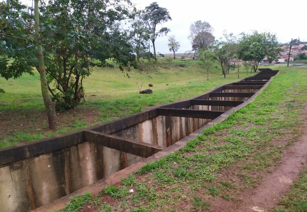 Vítima tinha ferimento na cabeça e pode ter caído ao tentar atravessar o córrego por uma das vigas em Ourinhos — Foto: Passando a Régua/Divulgação