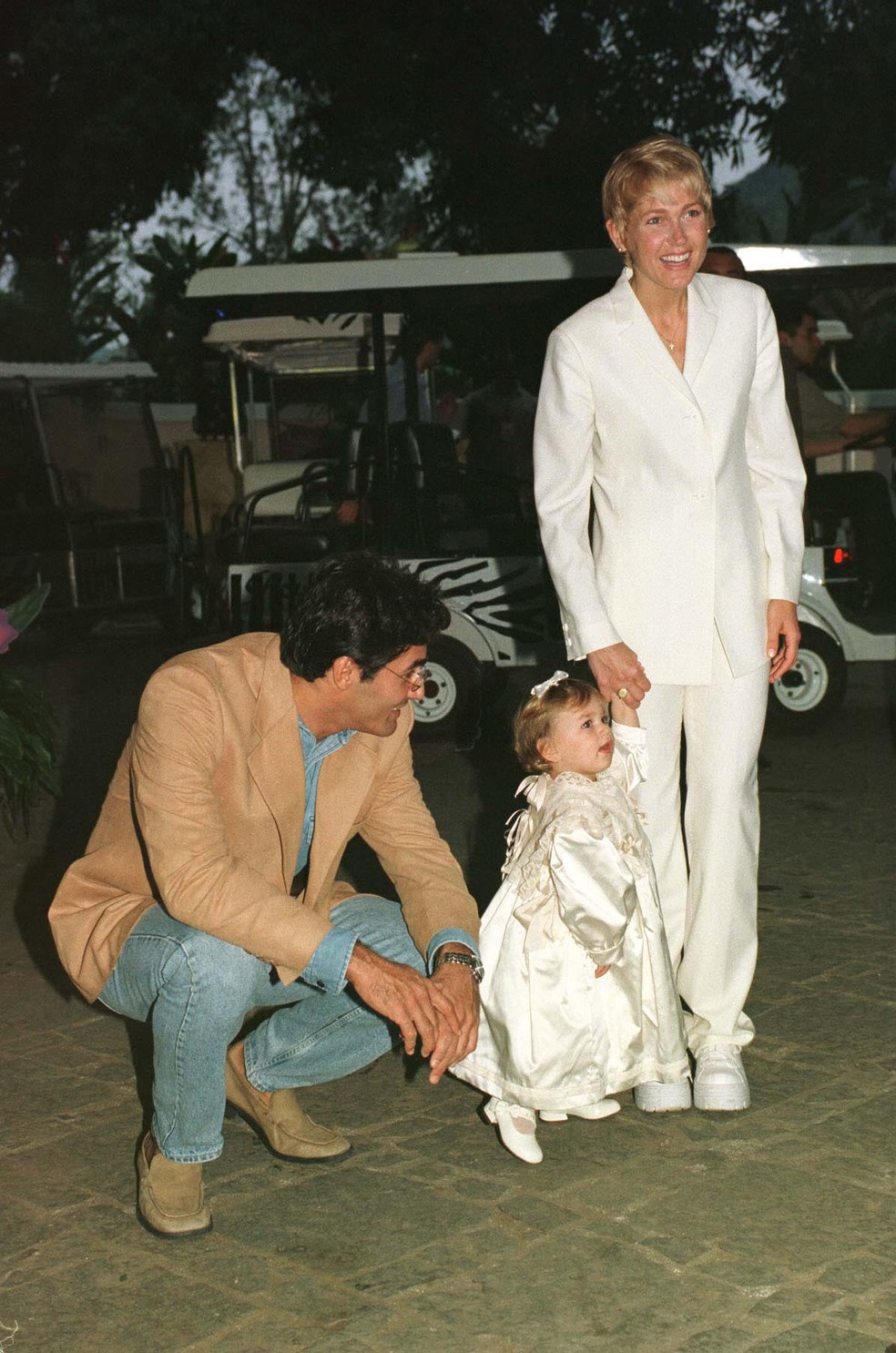 Luciano Szafir e Xuxa no aniversário de 1 ano de Sasha em 1999 — Foto: Fernanda Fernandes/Estadão Conteúdo/Arquivo