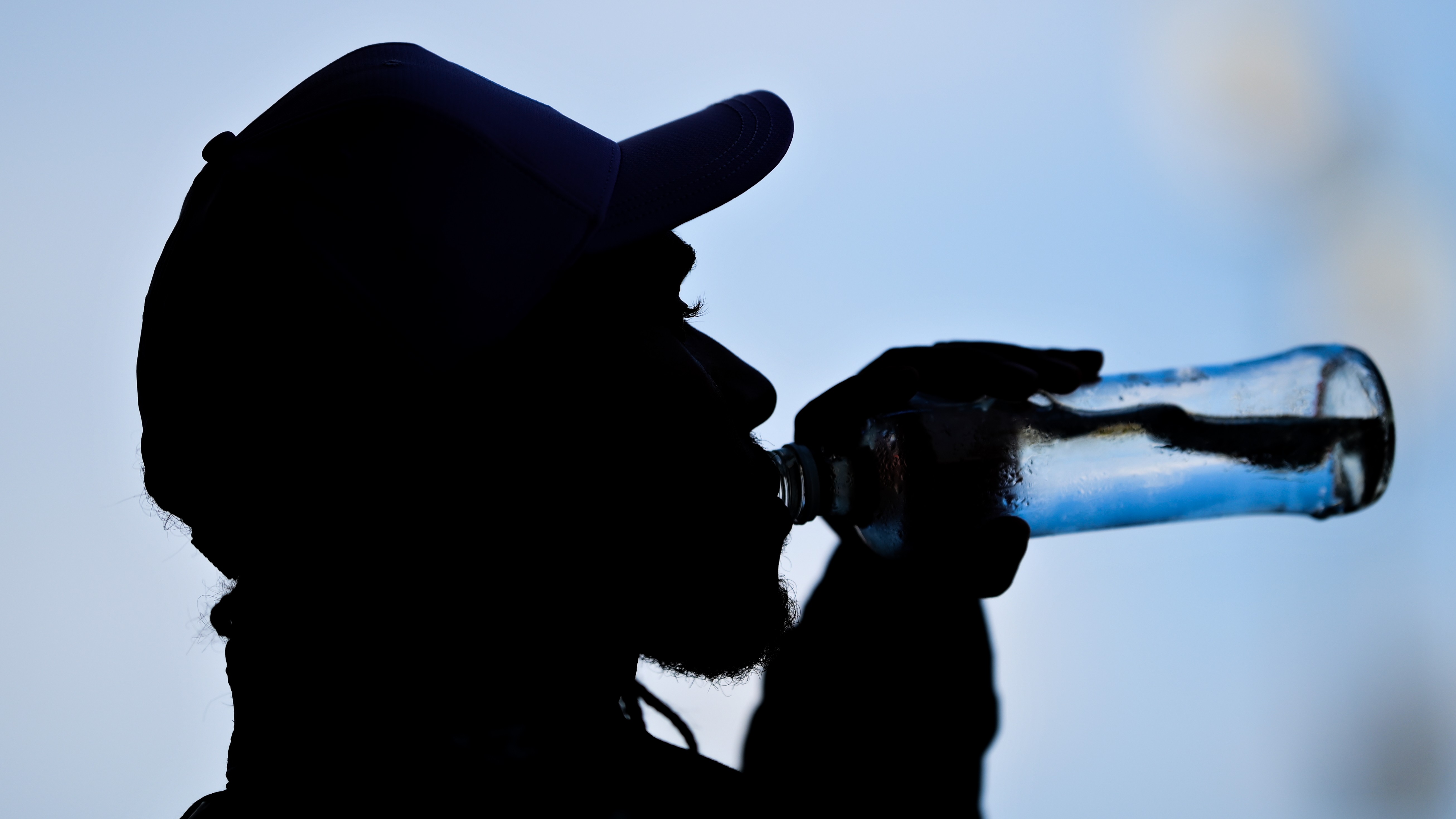É necessário beber mais água do que o habitual para evitar o efeitos do tempo seco (Foto: Getty Images)