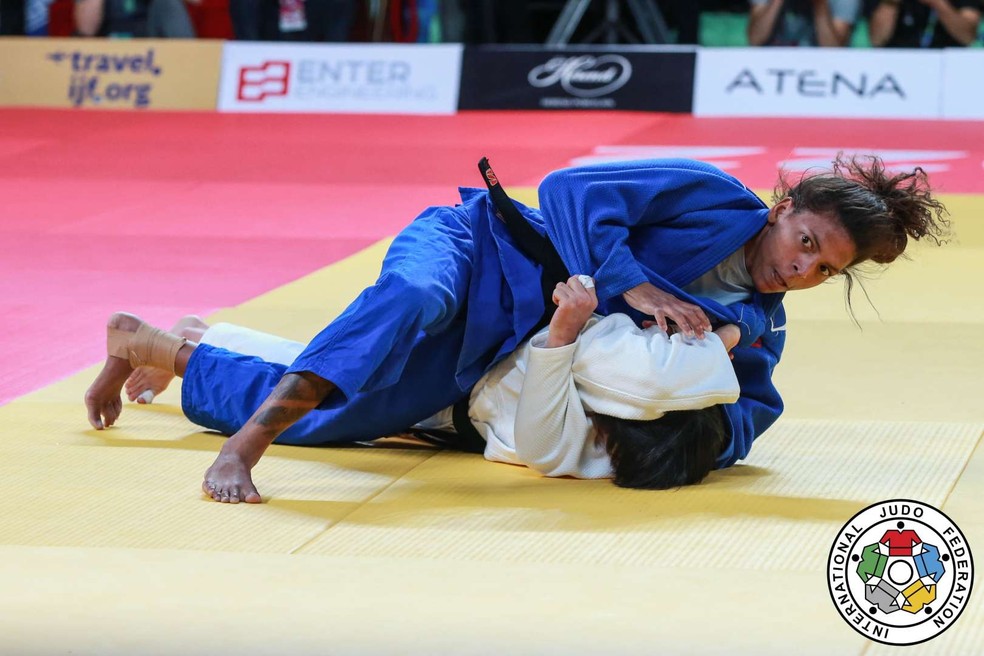 Rafaela Silva dá golpe em japonesa na final  — Foto: Emanuele Feliciantonio/IFJ