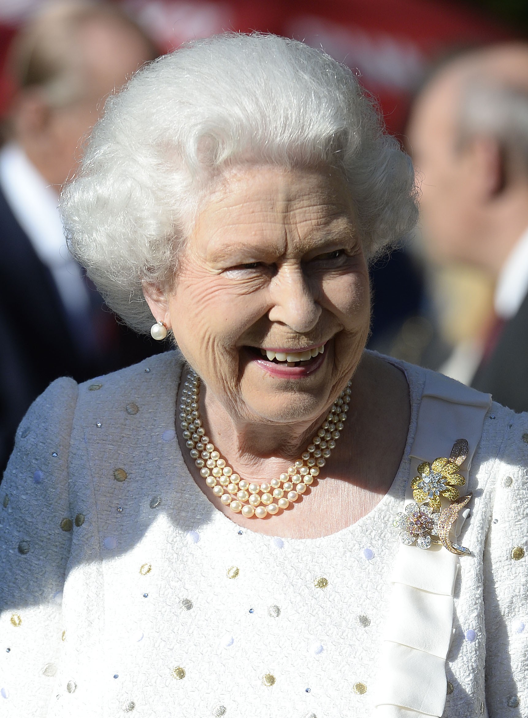 The Queen attends a garden party at the British Embassy during an official visit to Paris, ahead of the 70th Anniversary of World War Two’s D-Day, wearing a white Angela Kelly outfit  (Foto: Getty Images)