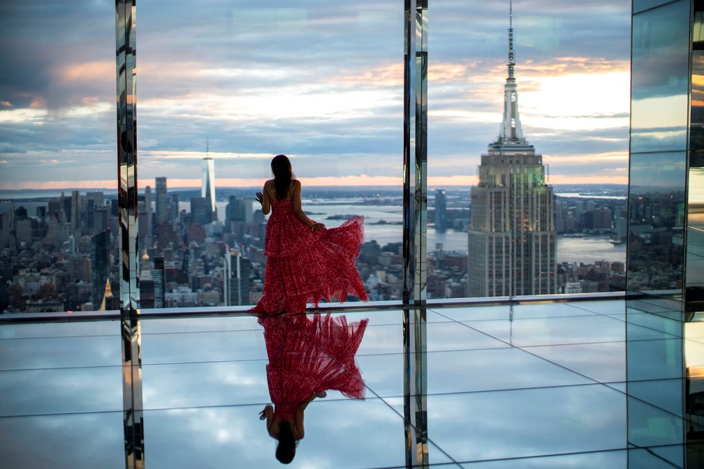 Mulher olha pelo observatório do edifício One Vanderbilt em Manhattan, na cidade de Nova York — Foto: REUTERS/Eduardo Munoz