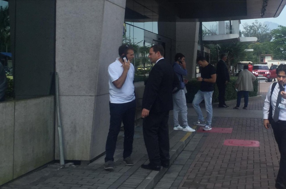 M&eacute;dicos do Milan acompanharam os exames de Lucas Paquet&aacute; &mdash; Foto: Raphael Zarko