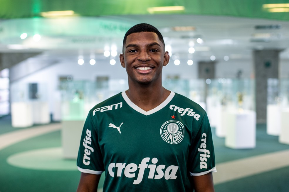 Luis Guilherme, meia-atacante do Palmeiras — Foto: Marco Galvão/One9