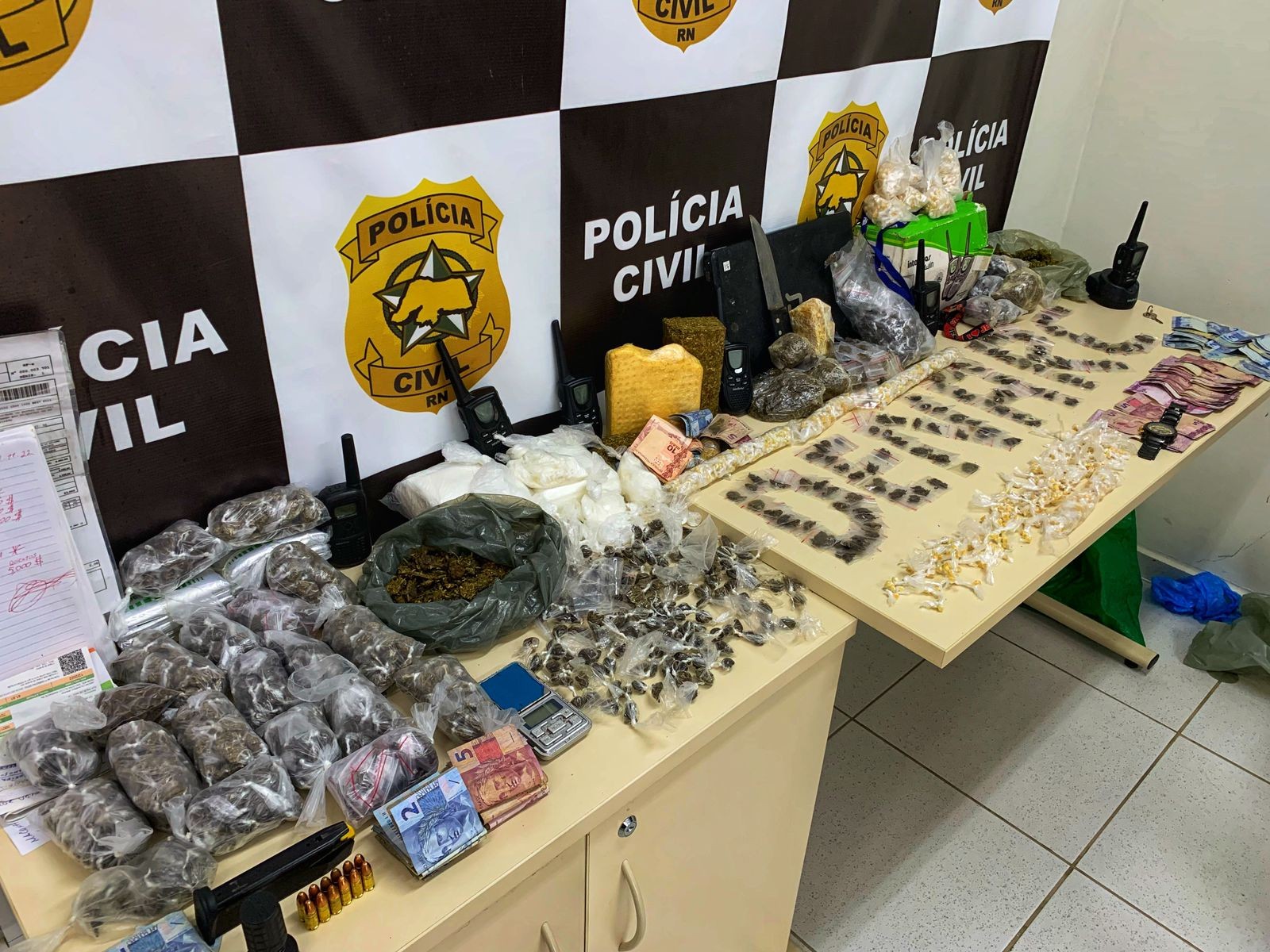Polícia Civil apreende drogas, munições e dinheiro dentro de casa usada por traficantes na Grande Natal