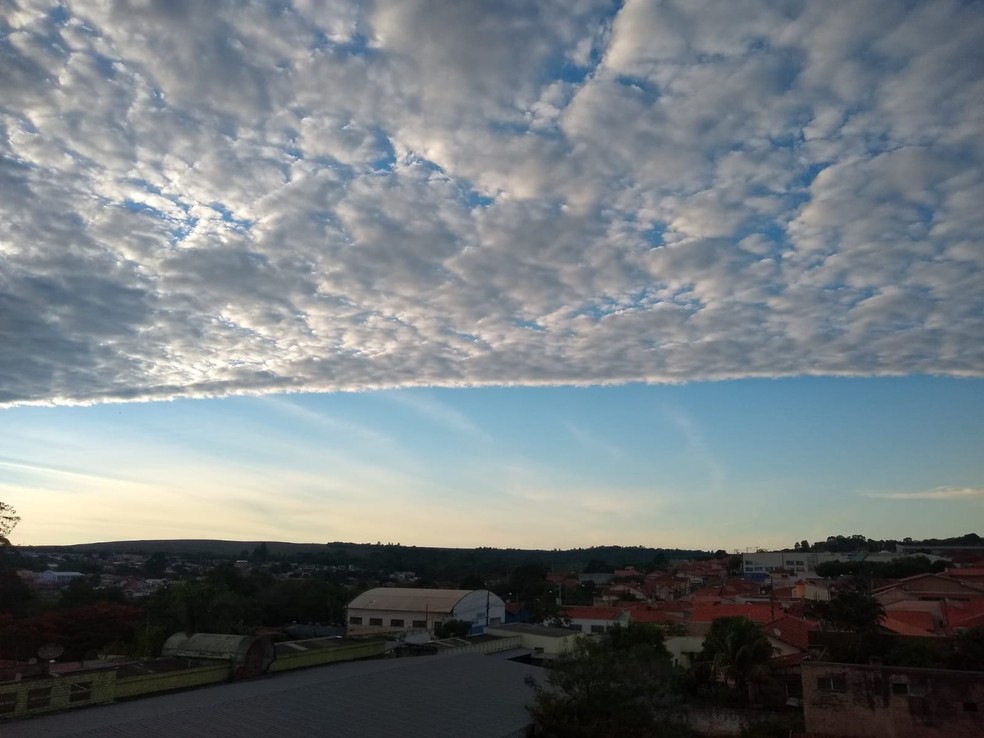Fenômeno acontece quando uma fina camada de ar fica estável e barra as nuvens — Foto: Bruna Gonzalez/ Arquivo pessoal