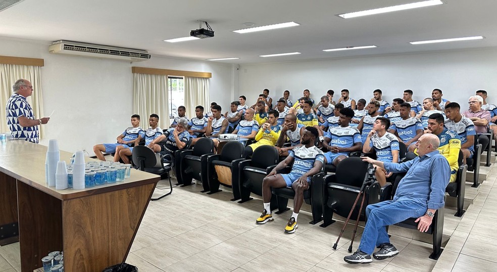 Falcão se reúne com elenco do Santos no CT Rei Pelé — Foto: Fábio Maradei / Santos FC