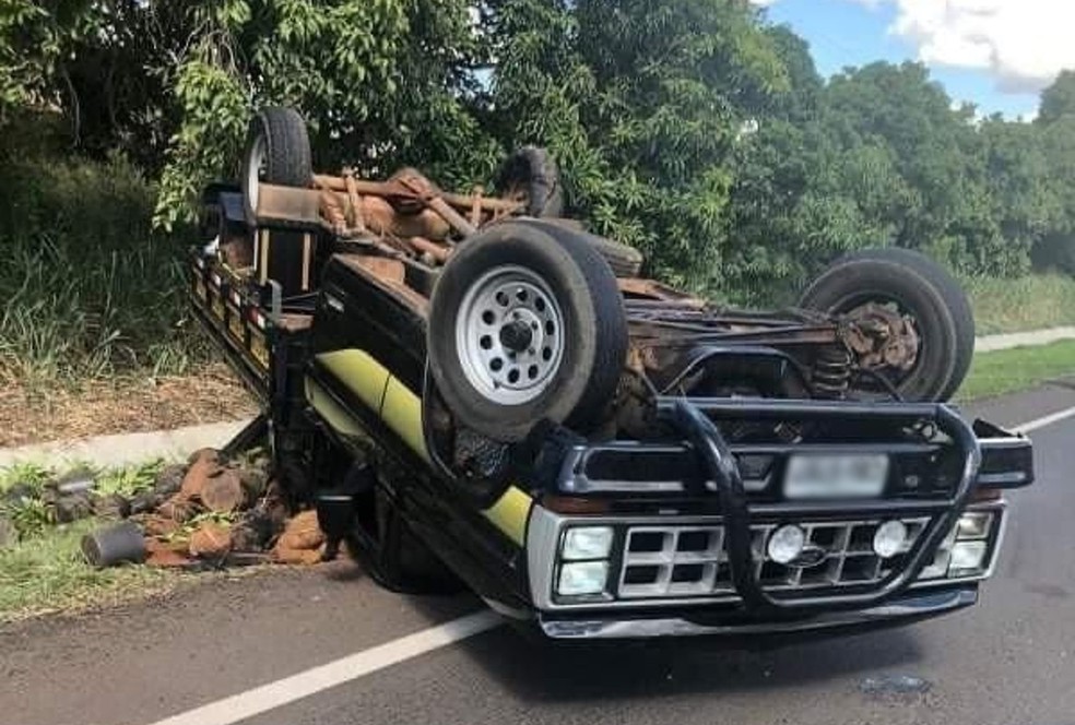  Caminhonete carregada de mudas capota em rodovia de Iacri — Foto: Arquivo pessoal/Valdecir Luís de Sousa