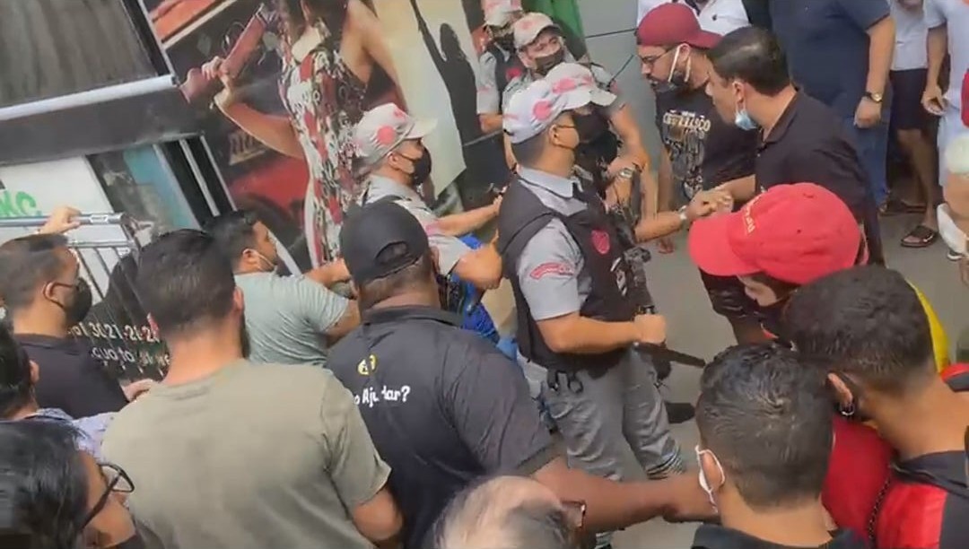 VÍDEO: confusão entre lojistas, policiais e suspeito de golpe acaba em tiros na Feira dos Importados, no DF