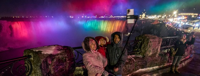 Turistas tiram uma selfie nas Cataratas Horseshoe em Niagara Falls, Ontário, Canadá — Foto: GEOFF ROBINS/AFP