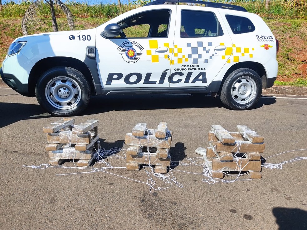 Casal é preso em flagrante por tráfico de drogas com quase 25 quilos de maconha escondidos em carro — Foto: Polícia Rodoviária/Divulgação