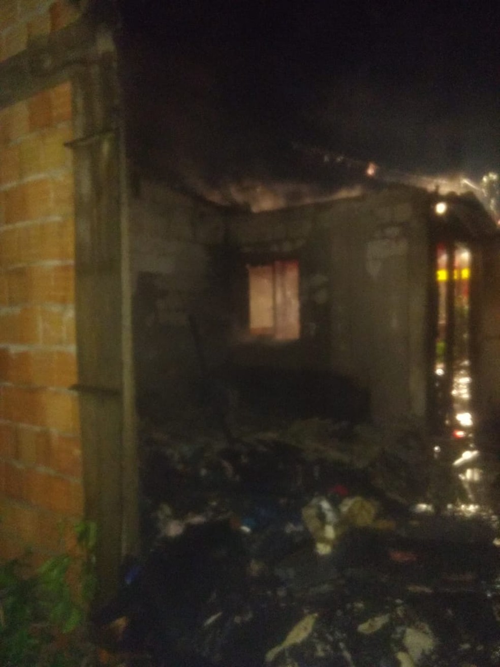 Residência foi totalmente destruída pelas chamas em Navegantes (Foto: Bombeiros/Divulgação)