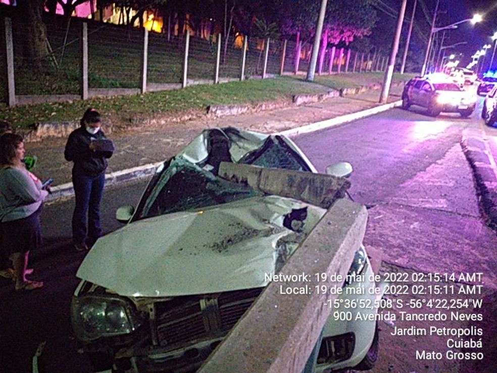 Motorista e passageira foram resgatados sem risco de morte — Foto: Reprodução