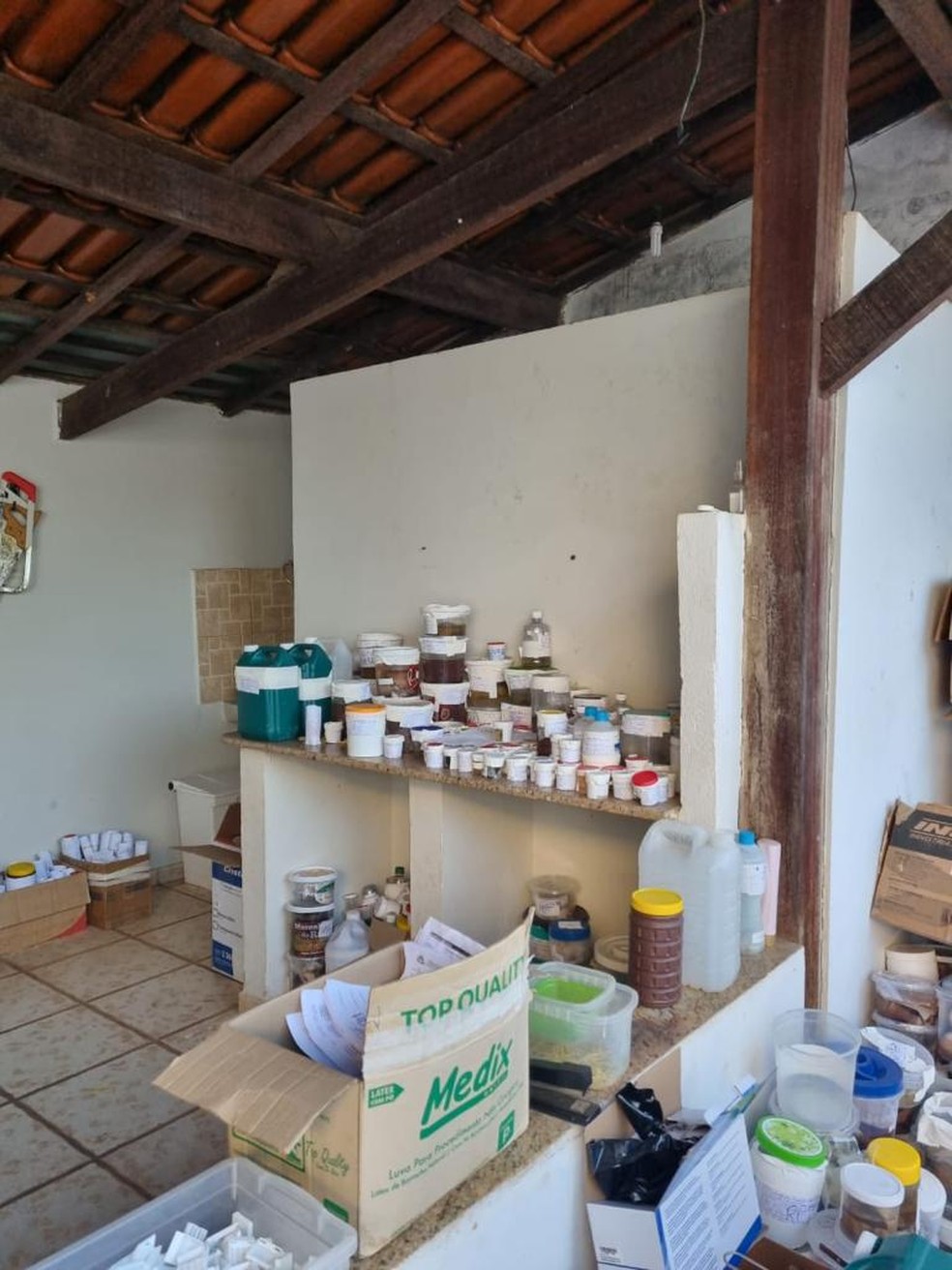 Operação apreendeu amostras humanas em potes de plástico — Foto: Divulgação/Polícia Civil