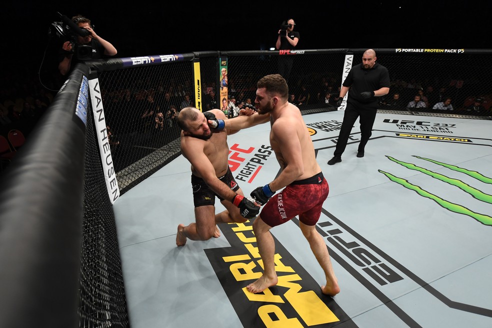 Michal Oleksiejczuk atropelou Gadzhimurad Antigulov â?? Foto: Getty Images