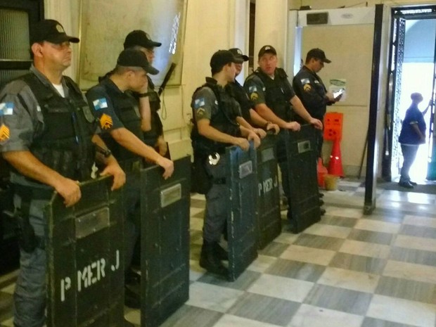 PMs fazem a segurança dentro da Alerj  (Foto: Leonardo Cardoso)