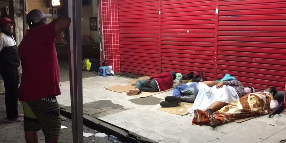 População tentou dormir enquanto esperava atendimento na Caixa de Parnamirim — Foto: Inter TV Cabugi/Reprodução