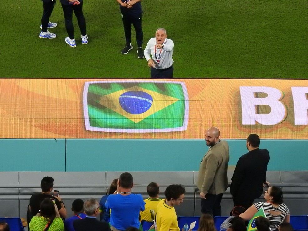 Tite aponta para Andrés Sanchez antes de Brasil x Suíça: 