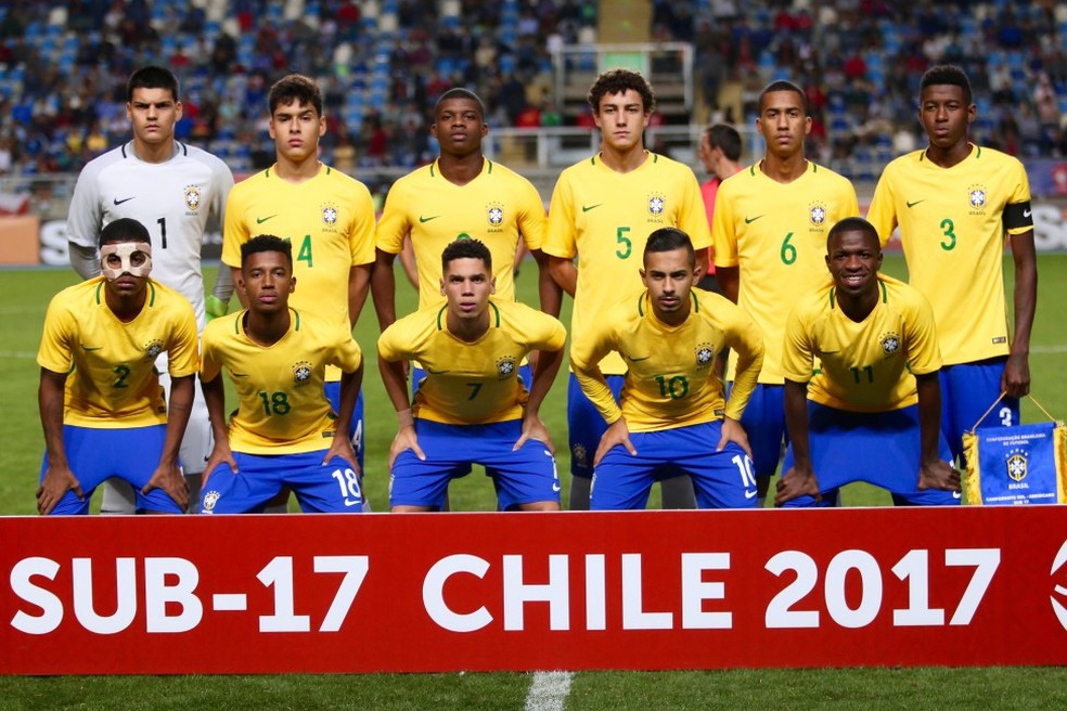 Com a camisa, Vinicius foi eleito melhor jogador e saiu artilheiro do sul-americano sub-17 no Chile — Foto: CBF