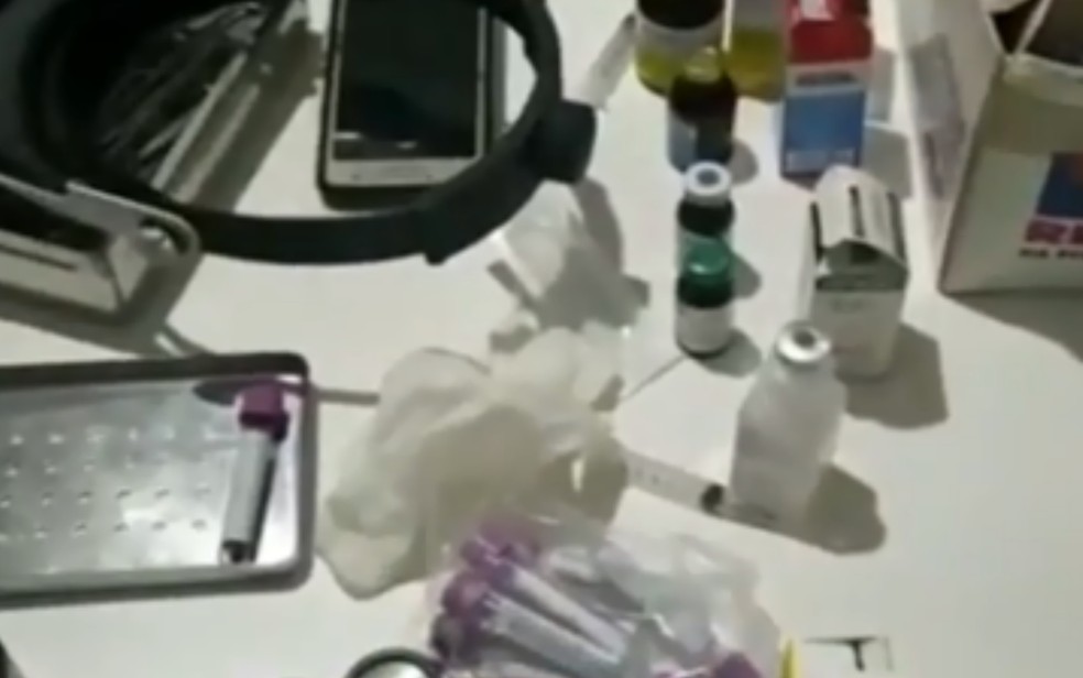 Homem é flagrado fazendo cirurgia em cachorro no fundo de casa, em Águas Lindas de Goiás — Foto: Reprodução/TV Anhanguera