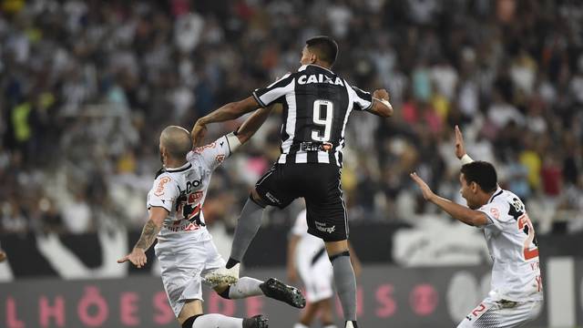 Kieza fez falta em Luiz Gustavo antes de Erik balanÃ§ar a rede