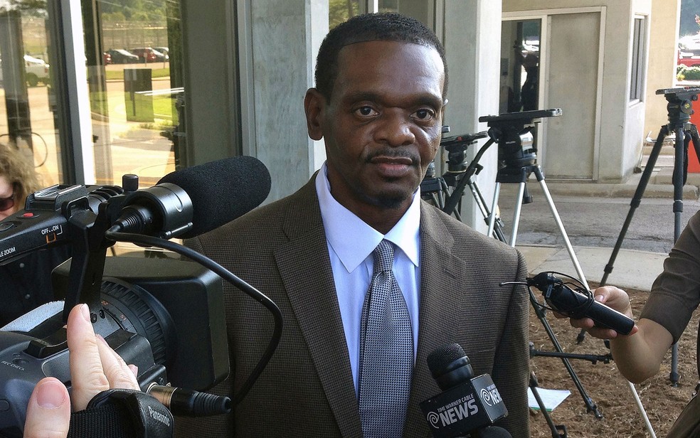 Henry McCollum em foto de 3 de setembro de 2014, quando deixou a prisão em Raleigh, na Carolina do Norte — Foto: AP Photo/Michael Biesecker