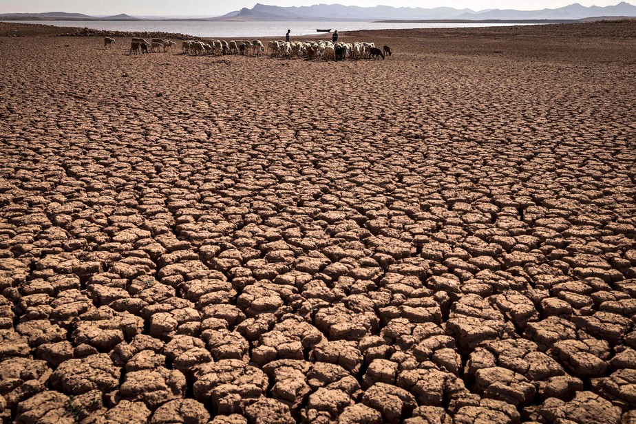 Terra seca onde ficava uma barragem em Ouled Essi Masseoud, Marrocos
