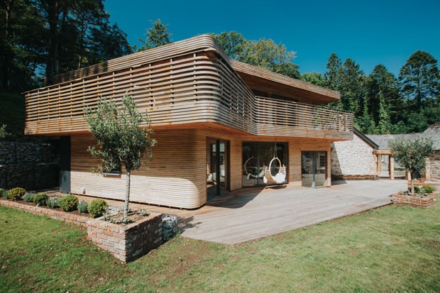 Casa é toda decorada com madeira de forma delicada (Foto: Divulgação)