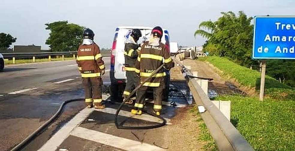 Bombeiros controlam fogo em veículo em rodovia de Boituva (SP) — Foto: Corpo de Bombeiros/Divulgação
