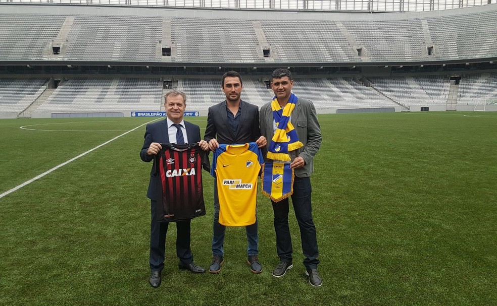 Prodromos Petrides (presidente do Apoel), Christian Hening (diretor de base do Atletico-PR) e Sidiclei Menezes (Atlético-PR) (Foto: Bolla Press )