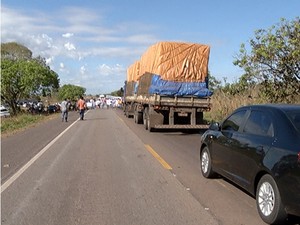 Protesto pela morte de duas pessoas paralisou a BR-153 (Foto: Reprodução/TV Anhanguera TO)