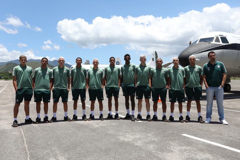 Fluminense Sub-15 na pista do Museu Aeroespacial � Foto: Civil Gast�o / MUSAL