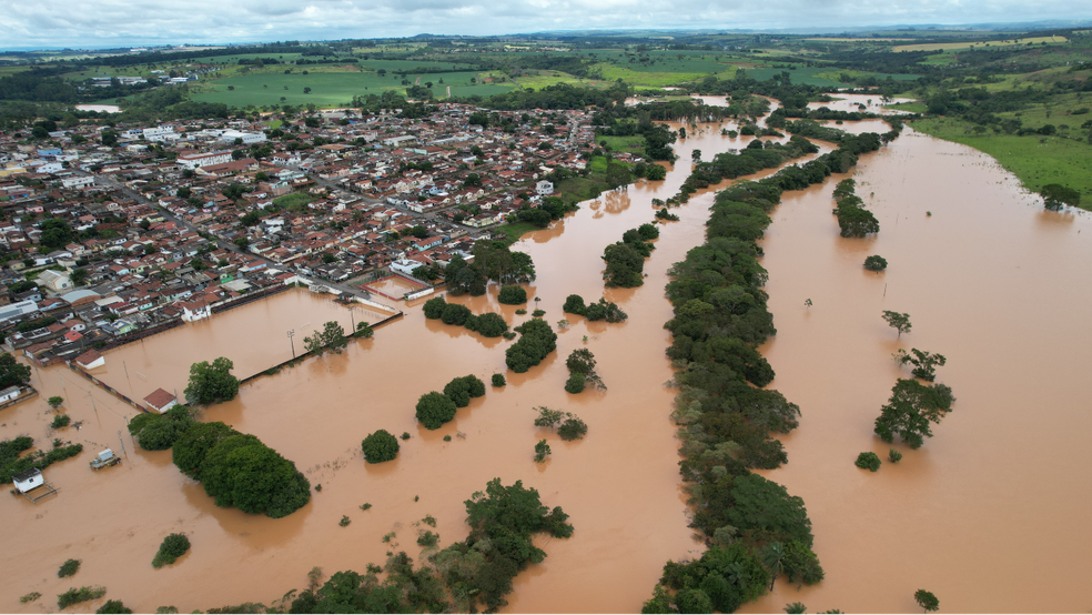 Rio Paranaíba sofre cheia em Patos de Minas — Foto: Corpo de Bombeiros/Divulgação