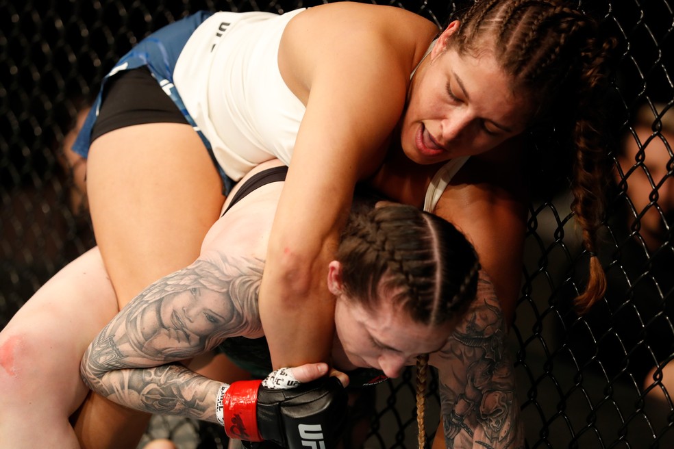 Felice Spencer domina as costas de Megan Anderson na sua vitÃ³ria no UFC Rochester â?? Foto: Getty Images
