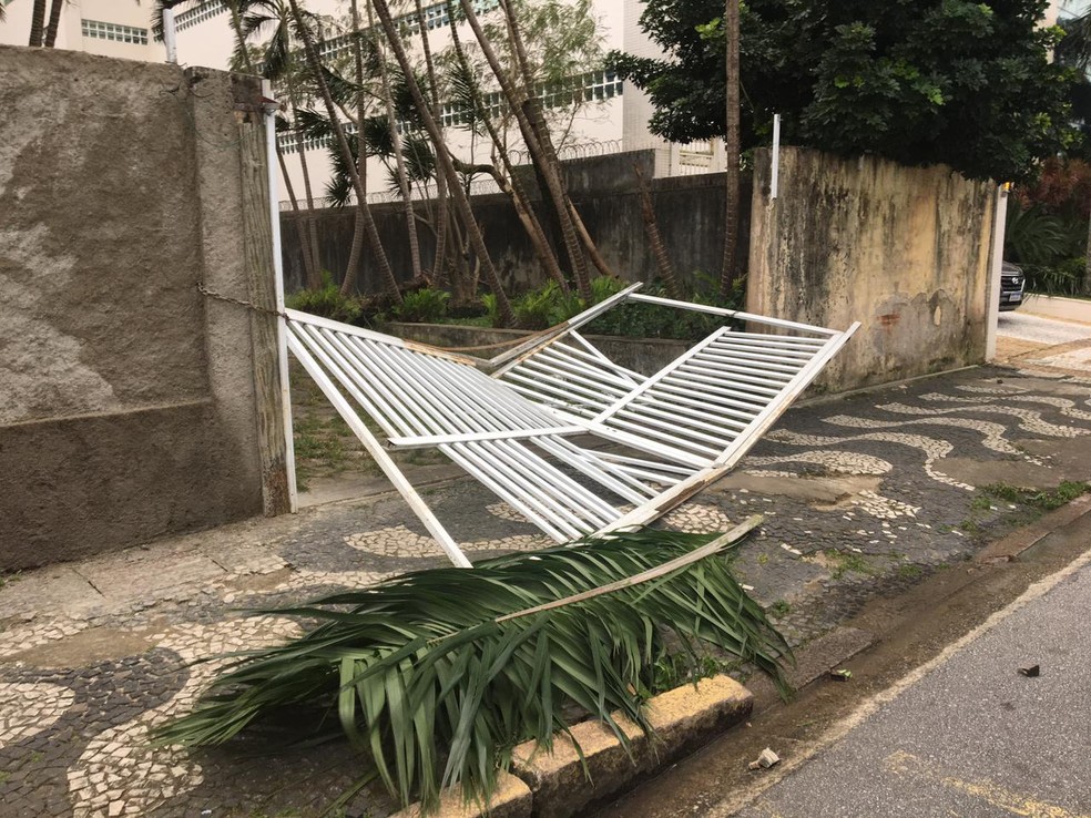 Portão arrancado pelo vento na Avenida Epitácio Pessoa, na Aparecida, em Santos. — Foto: G1 Santos 
