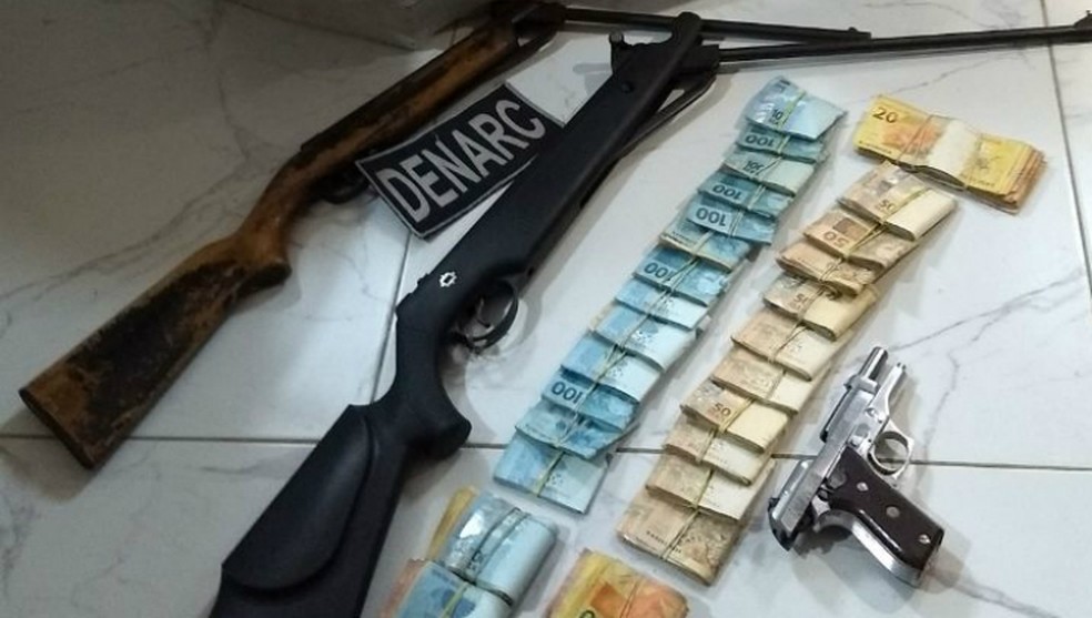 Além de drogas, foram apreendidas seis armas e R$ 45 mil durante operação da Denarc contra o tráfico de drogas em Rolândia (Foto: Alberto D'Angele/RPC)