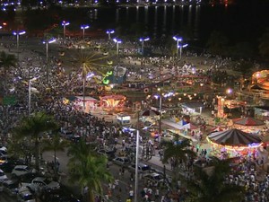 Segundo prefeitura, cerca de 500 mil turistas passaram a virada de ano em Caraguatatuba (Foto: Reprodução/ TV Vanguarda)