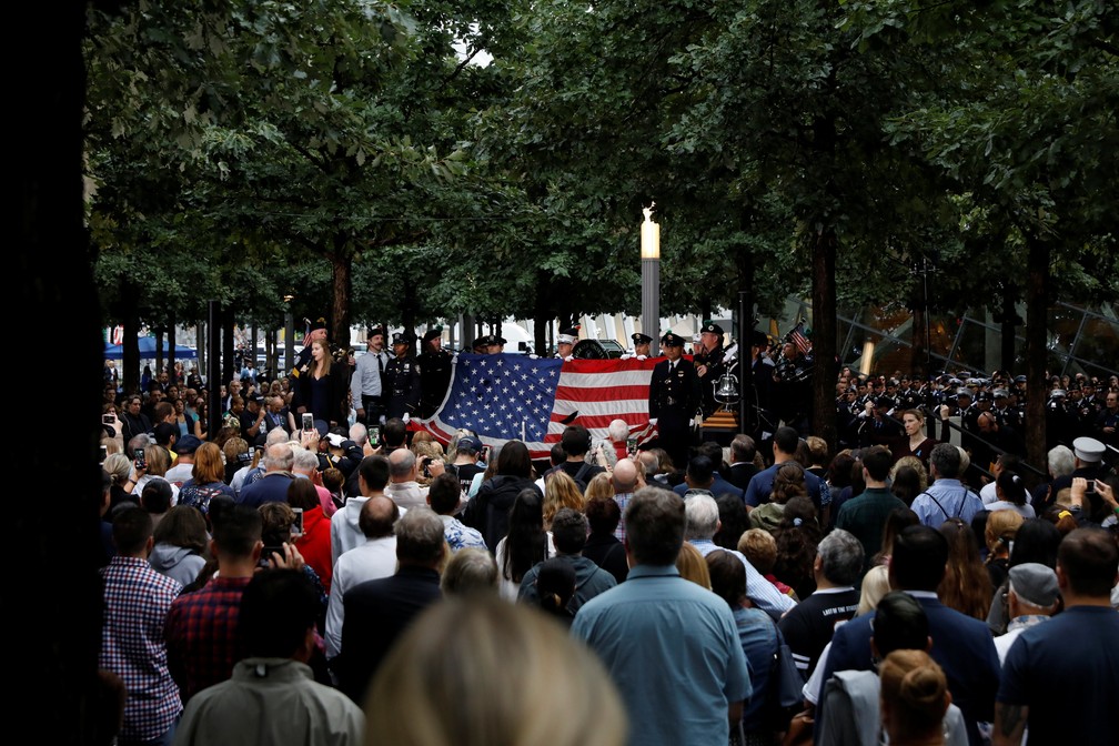 Bandeira americana Ã© exibida em cerimÃ´nia em homenagem Ã s vÃ­timas dos ataques terroristas de 11 de Setembro nesta terÃ§a-feira no World Trade Center (Foto: Brendan McDermid/Reuters)