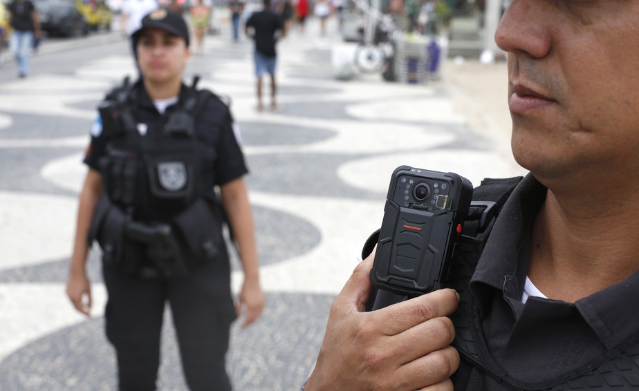 No Réveillon de 2021/2022, na Praia, Policiais militares usaram câmeras no uniforme