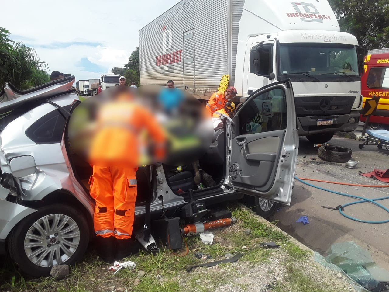 Batida entre carro e caminhão deixa idoso ferido na MG-050 em Divinópolis