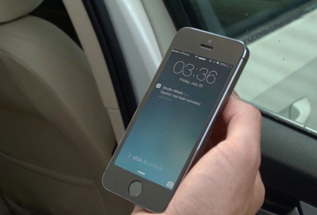 Pais recebem uma mensagem no celular ao se afastarem do carro com a criança (Foto: The Grosby Group)
