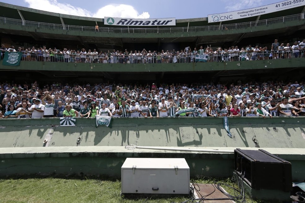 Olha a torcida aí! Couto Pereira não tem jogo, mas tem cantos e festa — Foto: André Rodrigues/Gazeta do Povo