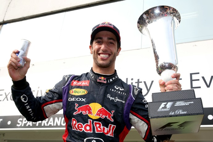 Daniel Ricciardo, em 2014, com o troféu de vencedor do GP da Hungria (Foto: Getty Images)