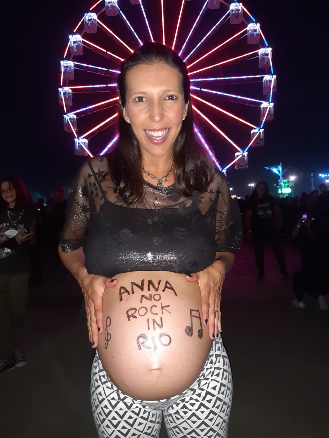 Gabriela Galano, 32, está grávida de 9 meses e foi curtir o festival no dia do Green Day — Foto: O Globo 