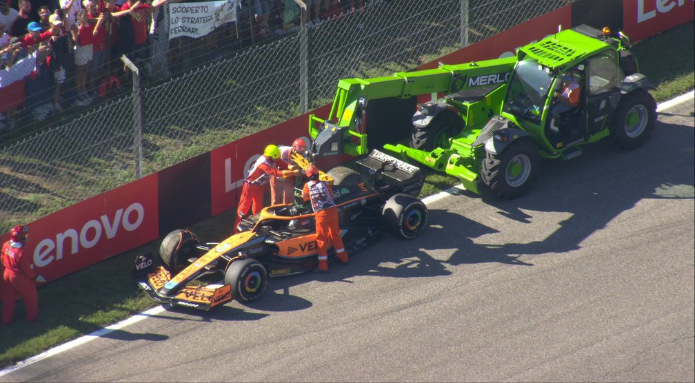 Trator teve de entrar na pista para recolher o carro da Daniel Ricciardo entre as duas Curvas di Lesmo — Foto: Reprodução/Twitter