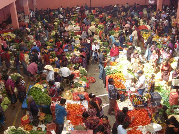 Mercado de Chichicastenango, na Guatemala, considerado o maior mercado indígena da América Central e que reúne descendentes dos maias (Foto: Hellen Santos/Globo Natureza)