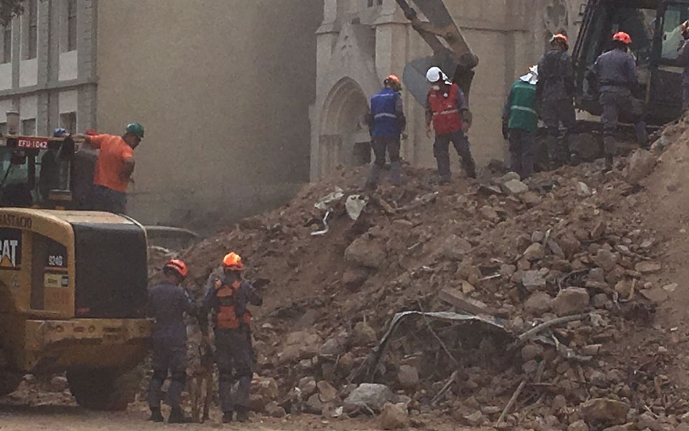 Bombeiro fazem buscas com cadela em local dos escombros onde sentiram cheiro forte (Foto: Glauco Araújo/G1)